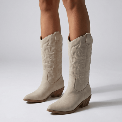 Chic Pointed Western Boots for Modern Outfits