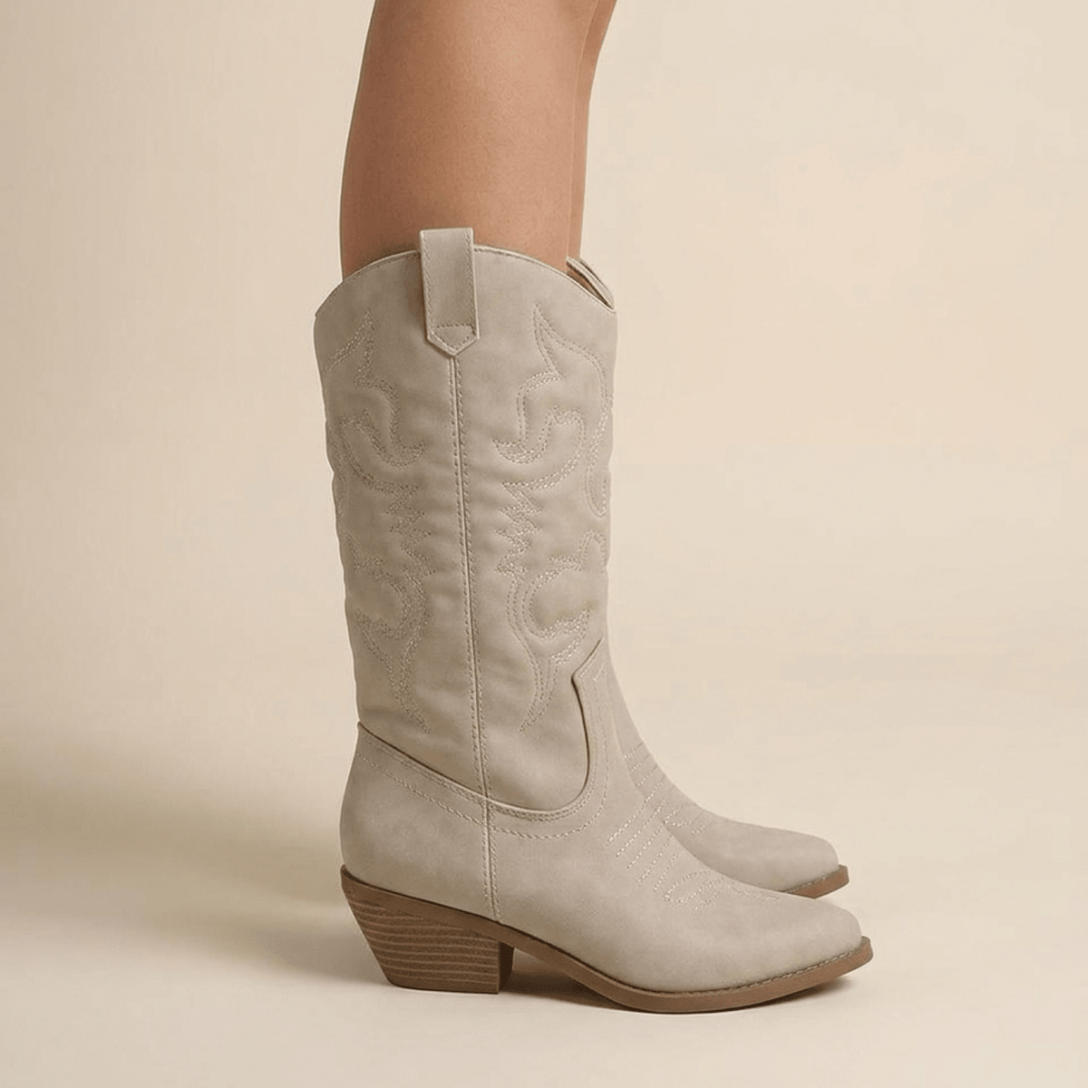 Chic Pointed Western Boots for Modern Outfits